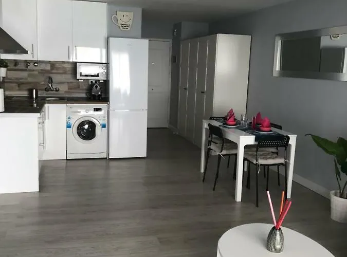Estudio moderno con jardín privado y piscina